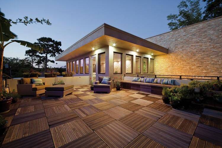 Acogedora plataforma en terraza con baldosas de madera en parquet