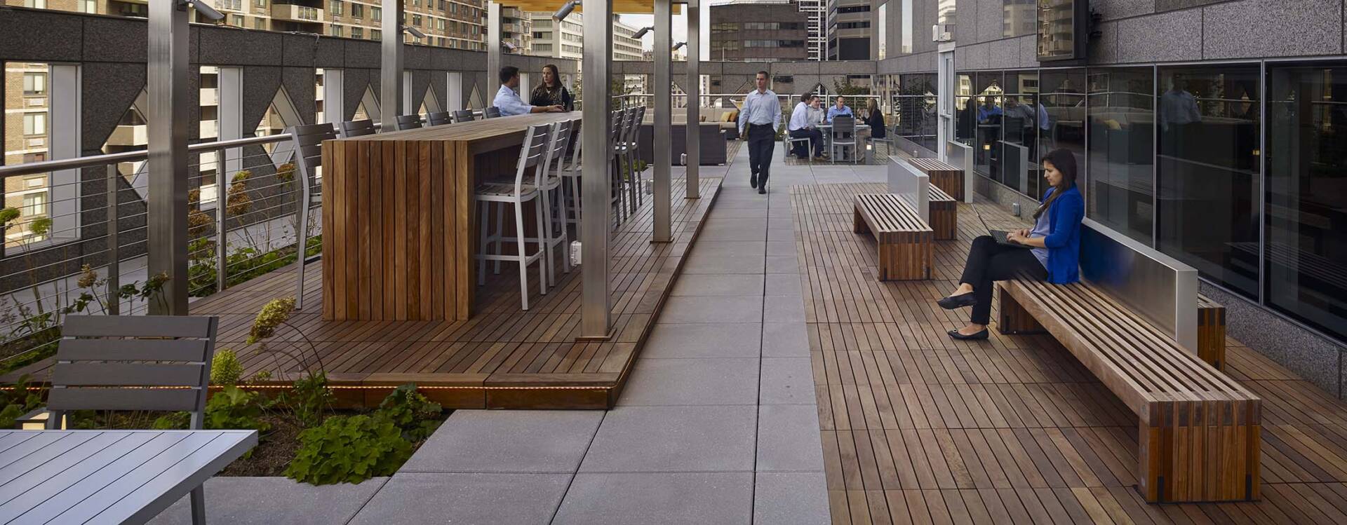 Espacio de trabajo al aire libre en la terraza 