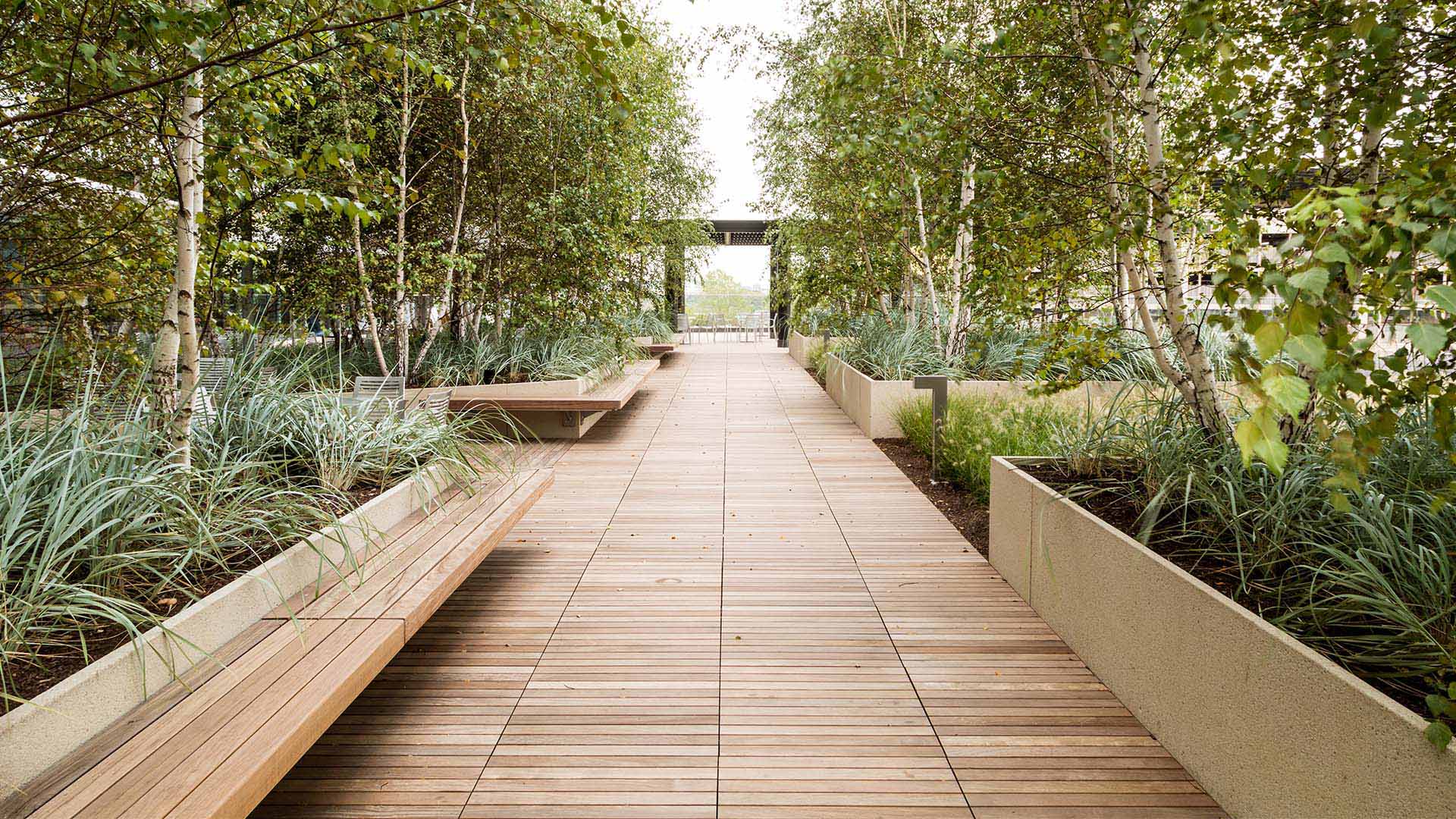 Acogedora plataforma de terraza con baldosas de madera y parqut