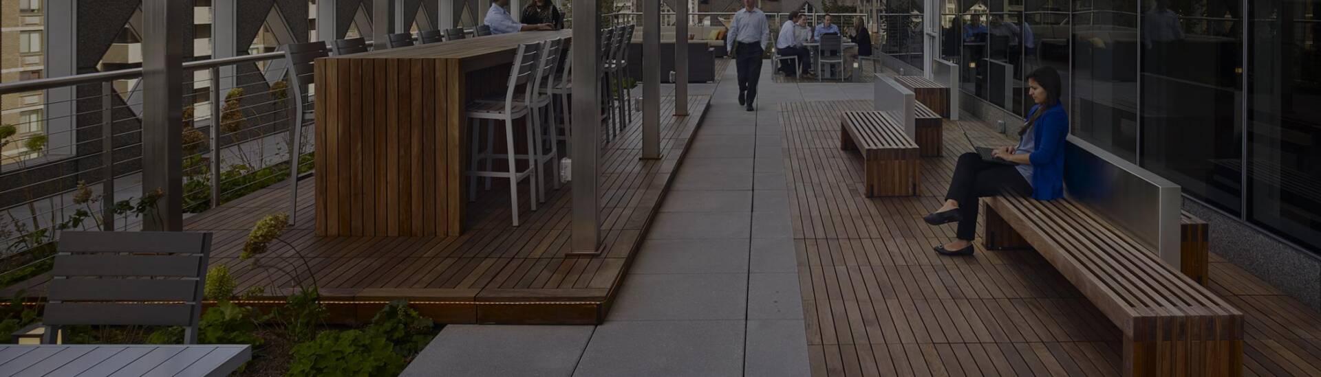 Espacio de trabajo al aire libre en la terraza 