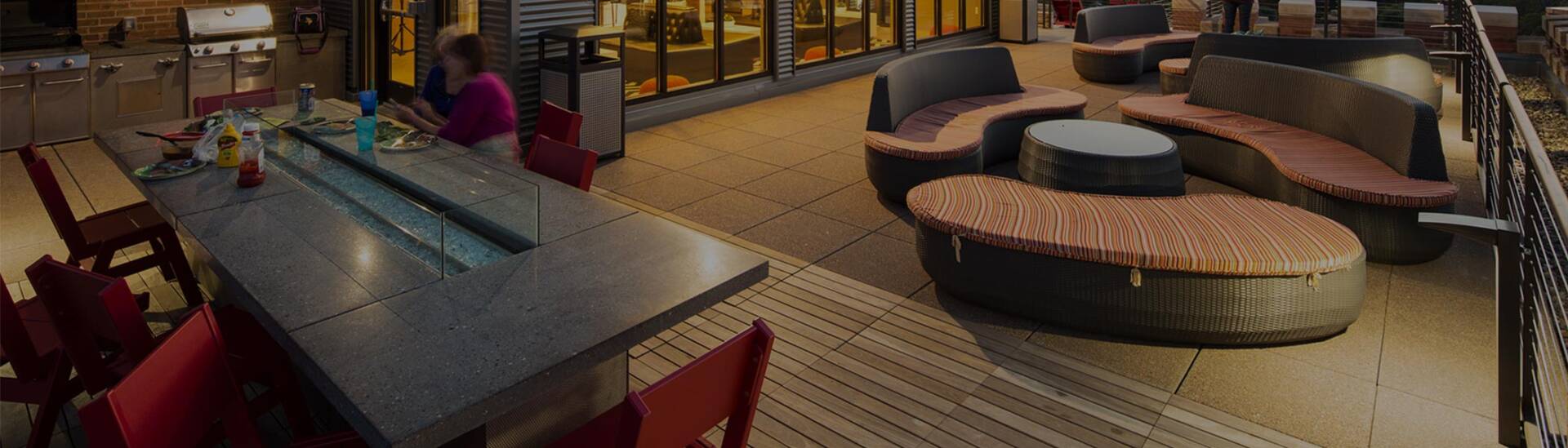 Espacio de comedor y cocina en terraza con pedestales