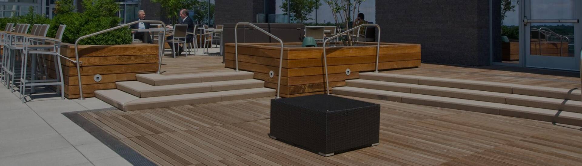 Terraza de baldosas de madera iluminada